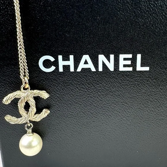 Chanel Gold and Pearl Pendant Necklace - Picture 3 of 12